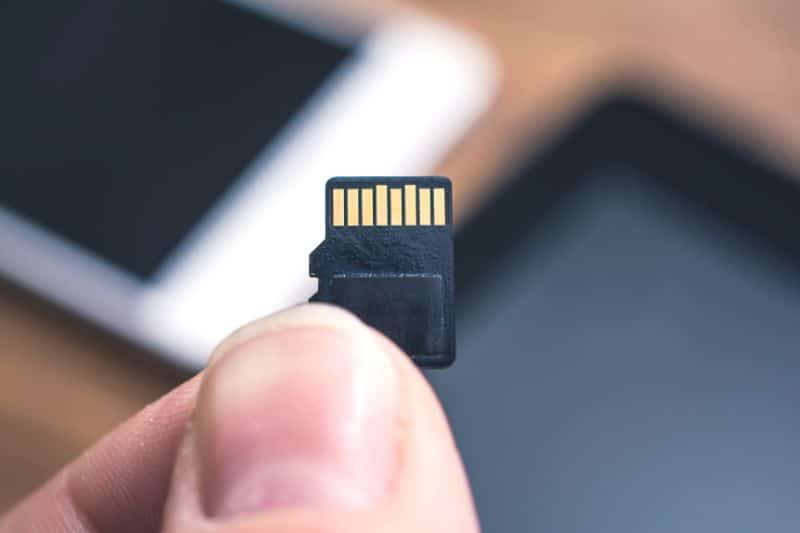 tablet com um cartão microSD