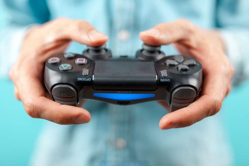 jogos ps 003 PS4 Pro e PS4 Slim lado a lado em comparativo detalhado