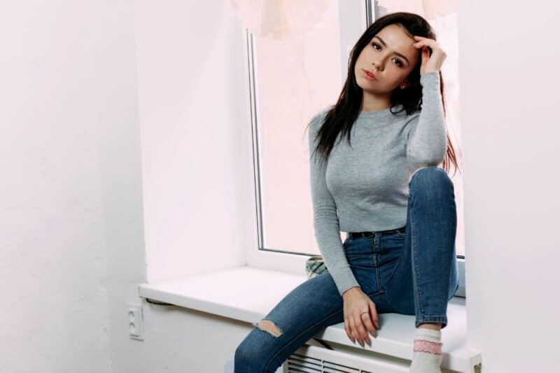 moda 67 Look com mom jeans e botinhas ideal para o ambiente de trabalho