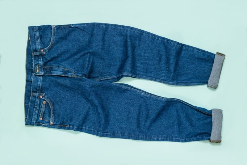 jeans feminino com diferentes estilos