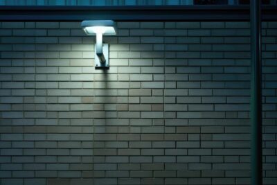 O que é uma luminária solar de parede externa