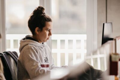 Como escolher a melhor cadeira ergonômica para home office e saúde