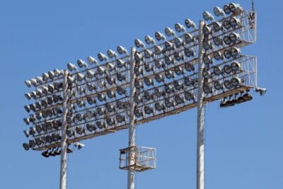 Como escolher o refletor de LED ideal para áreas externas