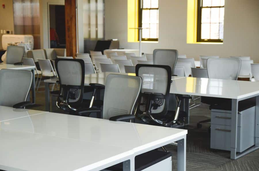 Ajuste de altura do assento em cadeira ergonômica, tema do comparativo cadeira ergonômica vs comum