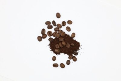 Café moído vs em grão: o que realmente mantém o aroma e o frescor na xícara