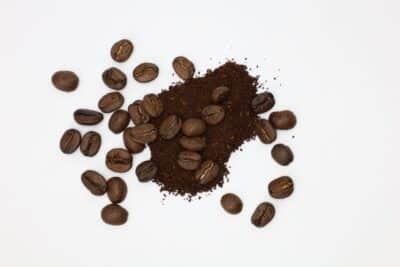Como escolher café moído ou em grão para acertar na qualidade, sabor e preparo na sua cafeteira