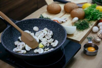 Panela antiaderente vs inox: durabilidade, limpeza e qual escolher para cada preparo