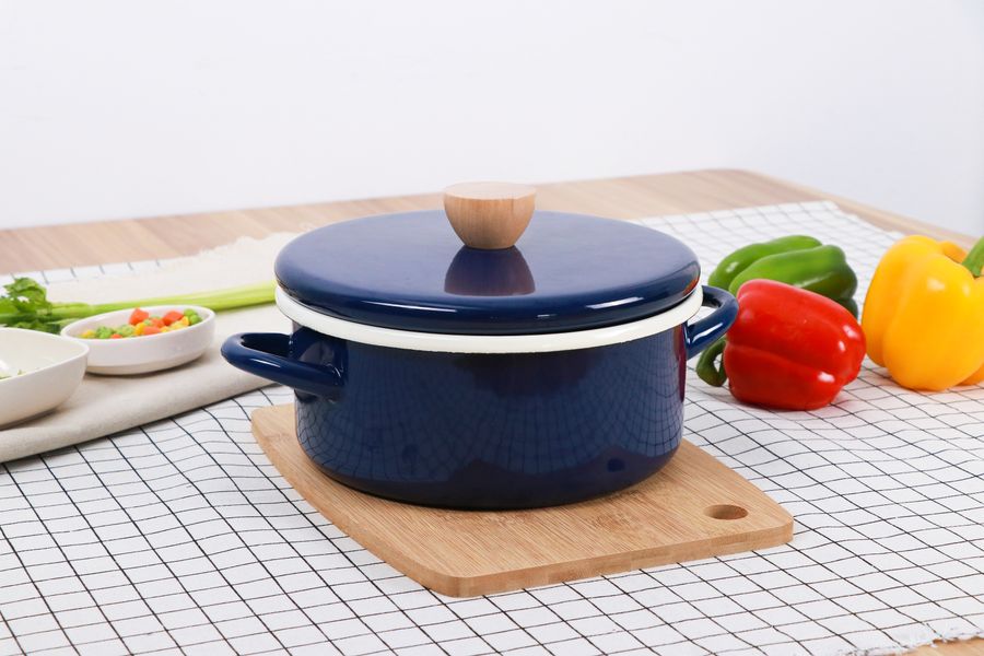 Panela azul com vegetais para cozinha